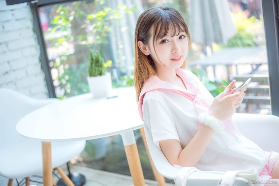 “若但以军略而论，士元胜我多矣。”诸葛亮苦笑着摇头道。